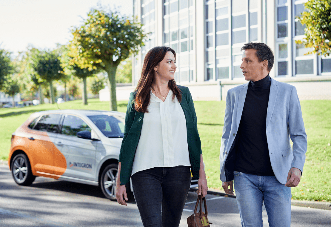 in-for-the-long-run Medewerkers van Integron in gesprek met de klant